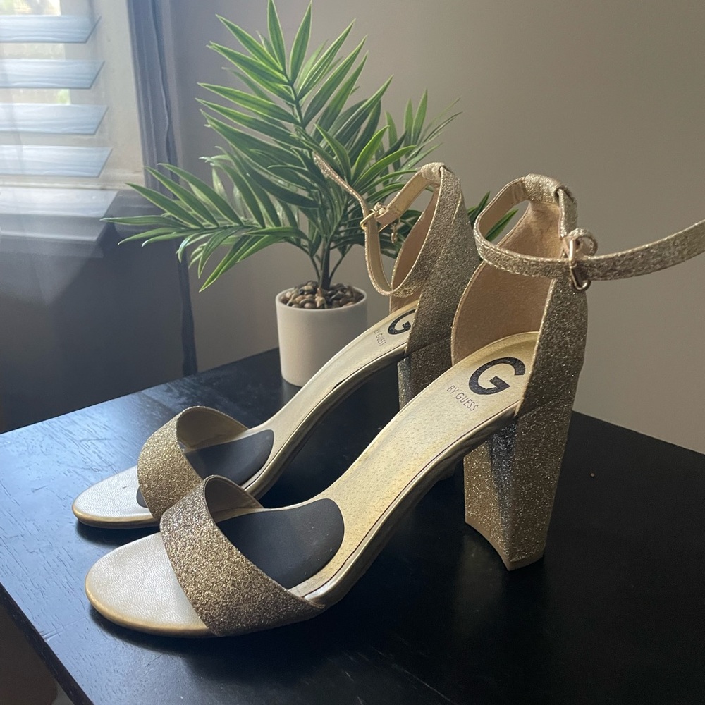 Guess strappy heel in Gold glitter
